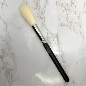 MAC Cosmetics 137 Synthetic Long Blending Brush